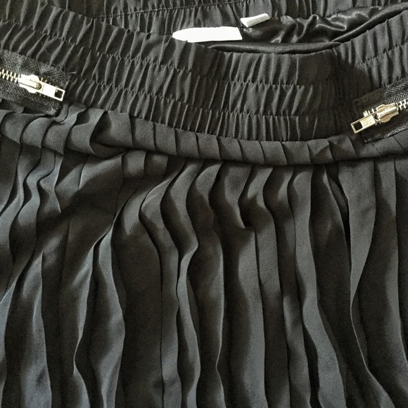 Pleated Black Maxi - flowing - Picture 5 of 6
